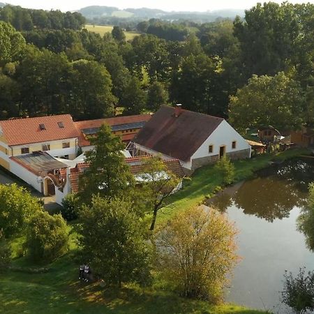 Hotel Strnadovsky Mlyn à Jesenice  Extérieur photo