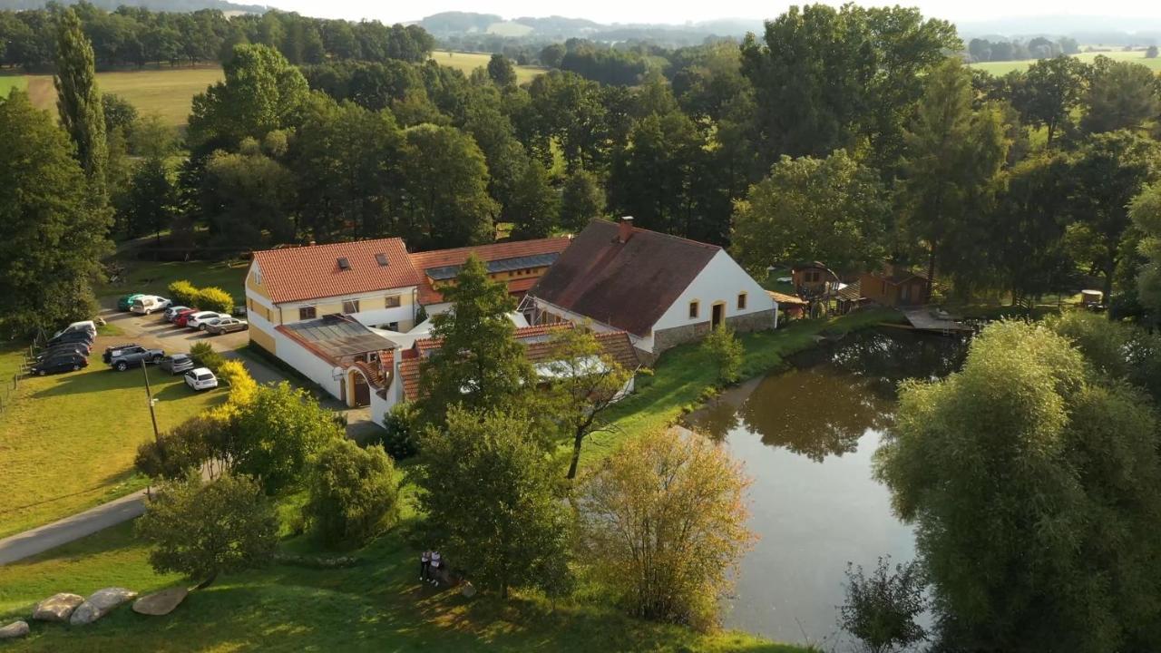 Hotel Strnadovsky Mlyn à Jesenice  Extérieur photo