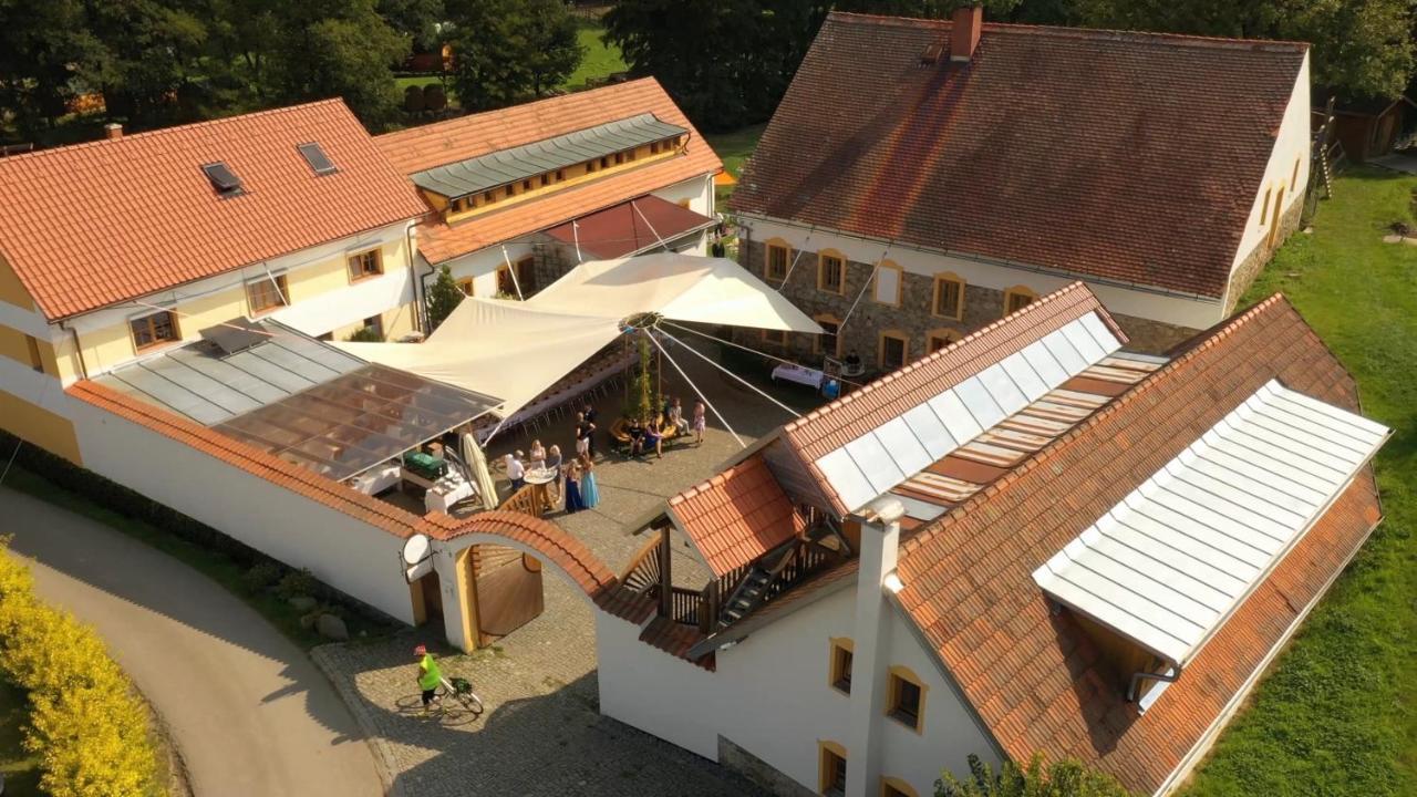 Hotel Strnadovsky Mlyn à Jesenice  Extérieur photo